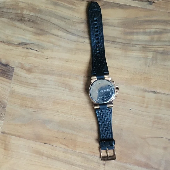 Michael Kors Elegant Black and Gold Timepiece